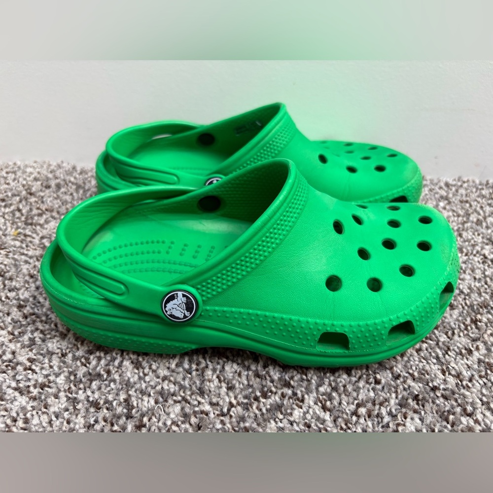 CROCS Green Waterproof Clogs Big Kids Size J3 - Picture 2 of 4